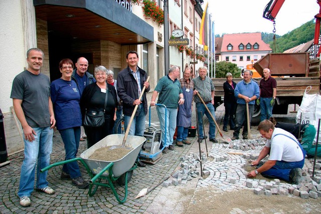 Das Kleinpflaster vor der Volksbank wi... Betriebe der Stadt Waldkirch verlegt.  | Foto: Stefanie Sigmund