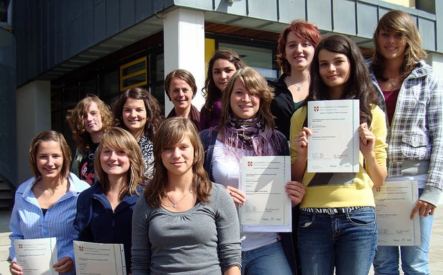 Schlerinnen des Kreisgymnasiums prse...rtificate in Advanced English&#8220;.   | Foto: Frank Dreger