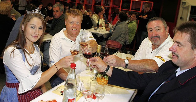 Zum Wohle: Weinprinzessin Annette Herb...r, Reinhard Schmidt und Roland Pfaff.   | Foto: heidi fssel