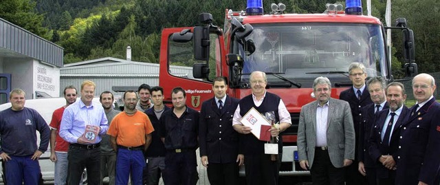 Offizieller Partner der Feuerwehr ist ...rchef der Firma) mit dem Frderschild.  | Foto: Isabelle Bethe