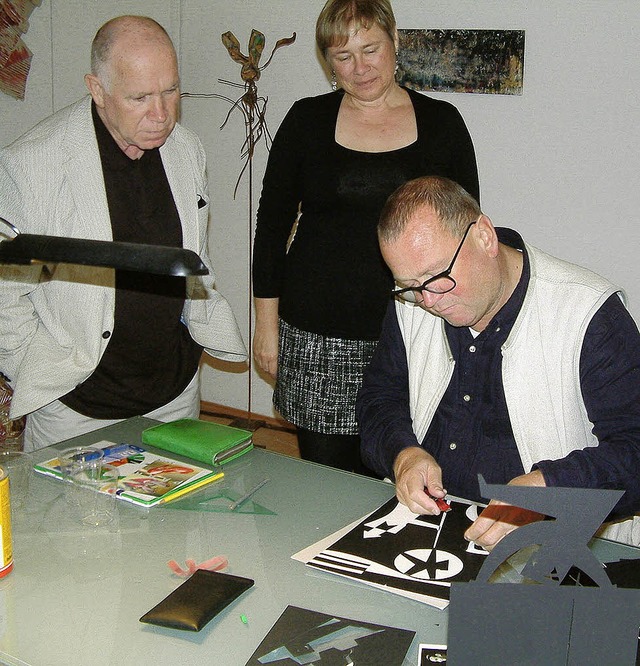 Gastknstler Alfons Holtgreve lie sic...nschnitten ber die Schulter schauen.   | Foto: Roswitha Frey