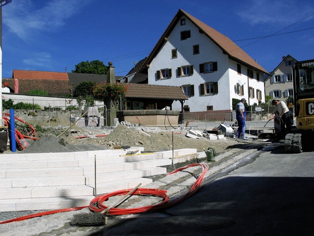 Die Sandsteintreppe am Rathausbrunnen (links) ist schon in Teilen verlegt.  | Foto: Jutta Schtz
