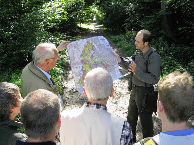 Revierfrster Christian Junele (rechts...truktur des Friesenheimer Waldes ist.   | Foto: Stefan Phler