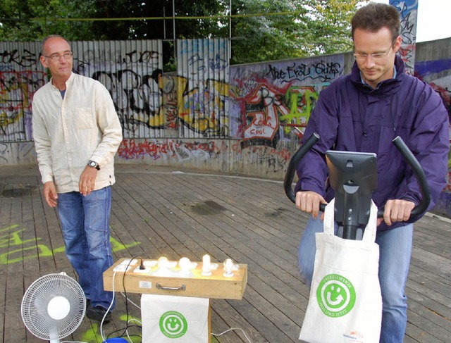 Michl Elst, Sportchef der Stadt, strampelt bei der Pressekonferenz fr Strom.   | Foto: Burgmaier