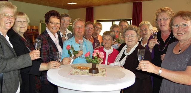 Mit einem Glschen Sekt stieen die Fr...  Monika Brunner (Vierte von links).    | Foto: Melanie Dramac