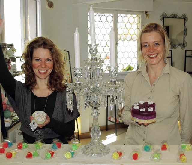 Katrin Stelzer (rechts) und Natascha N...vom Seifenkonfekt bis zur Seifentorte.  | Foto: hr