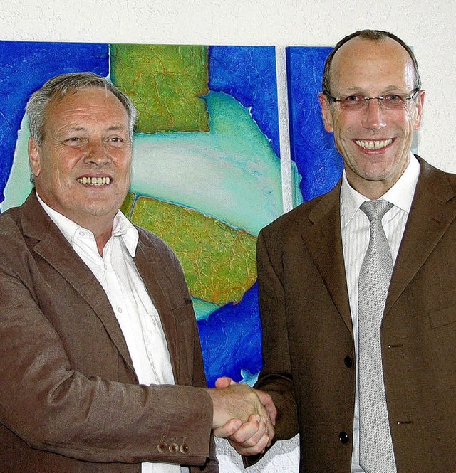 Ein Hndedruck zum Abschied: Hermann Wei (links)  und Martin Weissbrodt.   | Foto: Stefan Sahli