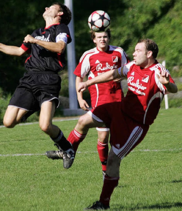 Niederhofs Kapitn Sascha Zeller (link...n den FC RW Weilheim II um den Ball.    | Foto: Michael Neubert