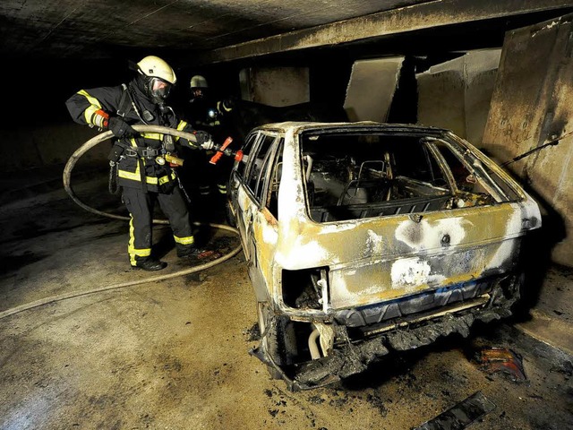 Die Feuerwehr konnte den Wagen nicht mehr retten.  | Foto: Ingo Schneider