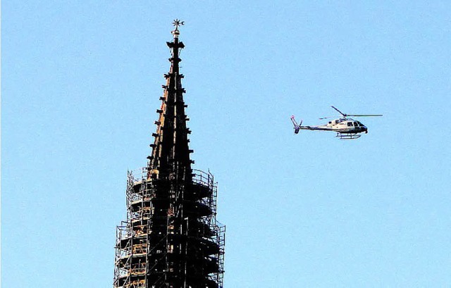 Ein Hubschrauber fliegt am Freiburger Mnster vorbei.  | Foto: Harald Rochelt