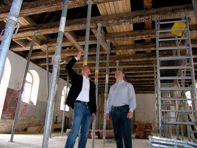 Architekt Konrad Waltersberger und Br...eren Zehntscheuer, die entkernt wurde.  | Foto: Michael Haberer