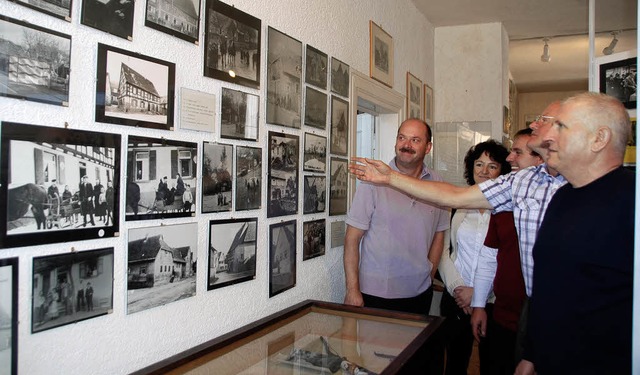 Museumsfhrer Konrad Schieble (zweiter...chts) erlutert die Fotodokumentation.  | Foto: Roland Vitt