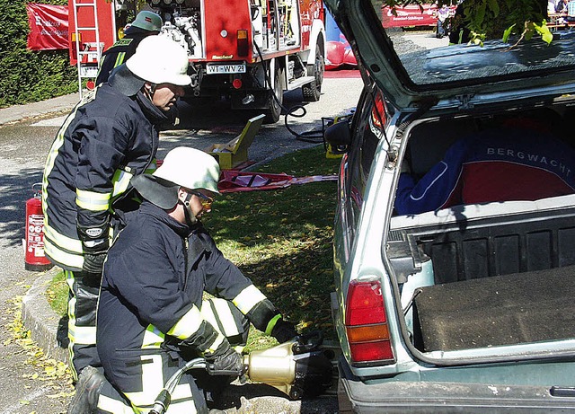 Mit dem neuen Rettungssatz demonstrier...n nach einem schweren Verkehrsunfall.   | Foto: Bruno Morath