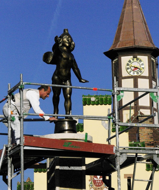 Bildhauer Olaf Winkler &#8222;montiert...eim die 1,60 Meter groe Amor-Statue.   | Foto: Sabine Model