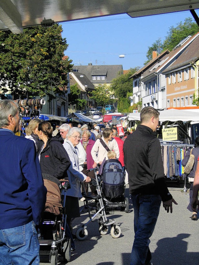 Strahlender Sonnenschein lockte  am ge...llen Sptjahrmarkt nach Eichstetten.    | Foto: GUSTAV RINKLIN