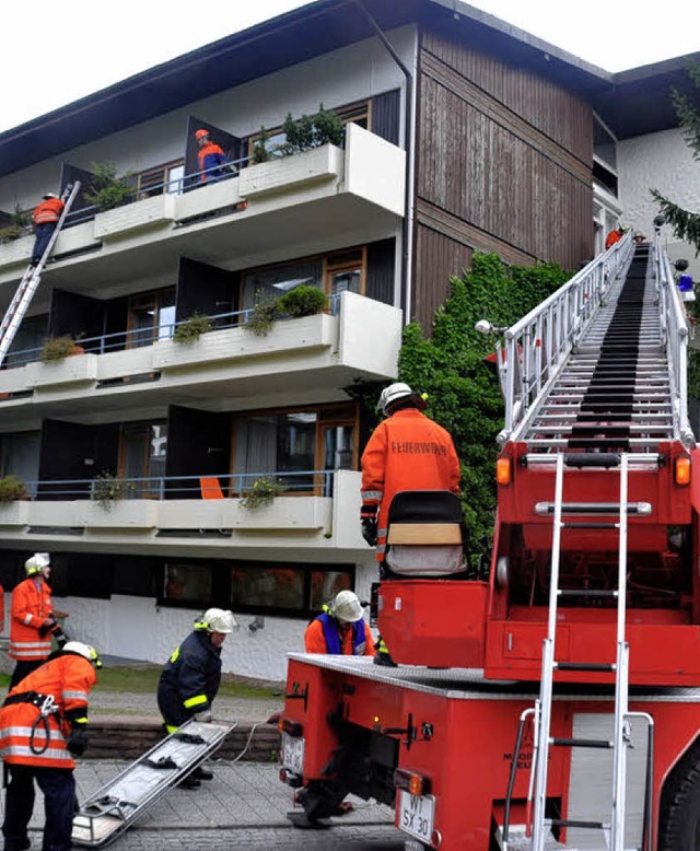 Drei Feuerwehren und das DRK beteiligten sich an der bung.   | Foto: spi