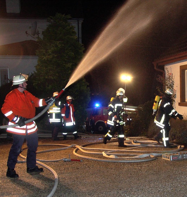 Die Feuerwehr von Badenweiler bei einer bung   | Foto: Sigrid Umiger