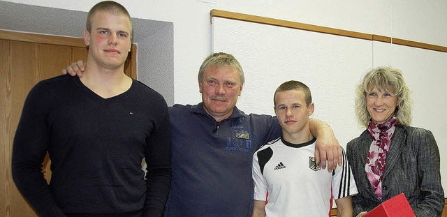 Boris Illenseer, Trainer und Betreuer ...(von links) wrdigte ihre Leistungen.   | Foto: Frey