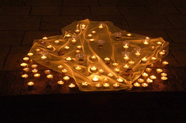 Kerzen in der Christuskirche nach dem ...esdienst fr die Opfer des Amoklaufes.  | Foto: Johanna Schell