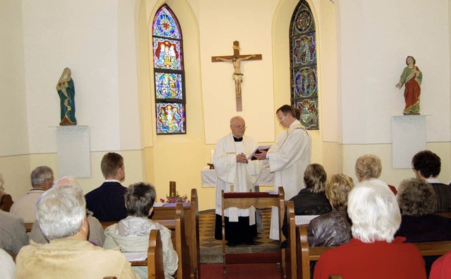 Pfarrer Franz Leppert und Diakon Matth...novierten Zeller Kalvarienbergkapelle.  | Foto: Paul Berger