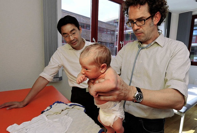 Gesundheitsminister Philipp Rsler (FD...ucht eine Kinderarztpraxis in Berlin.   | Foto: dpa