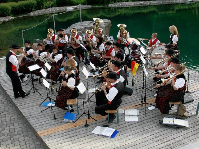 Trachtenkapelle  beim  Feierabendhock am Badesee.  | Foto: Wilfried Dieckmann