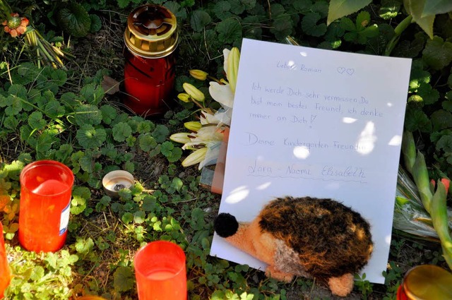 Neben Blumen und Kerzen finden sich auch persnliche Botschaften an die Opfer.  | Foto: Barbara Ruda