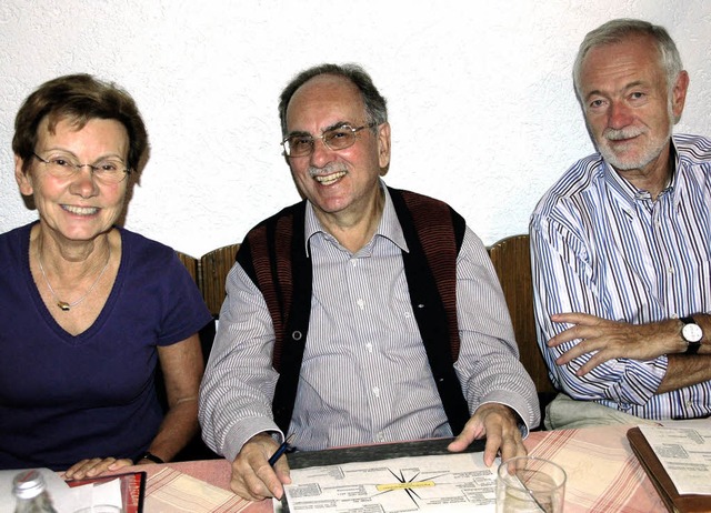 Iris Vorberg und Hans Reidl (rechts) w...erstellvertreter Jochen Himpele freut.  | Foto: Frank Kiefer