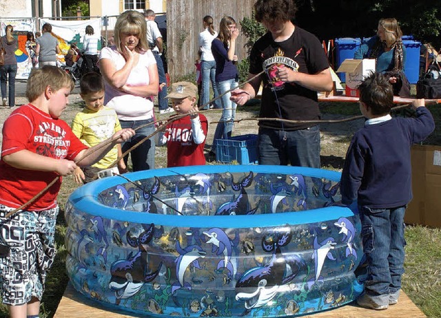 Auch die Kinder hatten beim Pfarrfest ... beim Wettangeln bei den Ministranten.  | Foto: Jrgen Schweizer