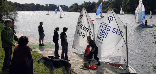 Spaziergnger und Ausflgler beobachten das Segelgeschehen auf dem Rhein.   | Foto: Roland Vitt