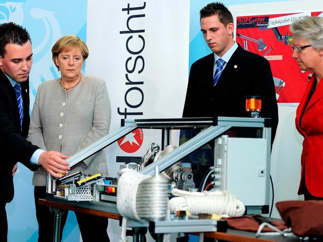 Fabian Rupp (links) und Marc Imbery (2...forschungsministerin Annette Schavan.   | Foto: Tim Brakemeier/dpa