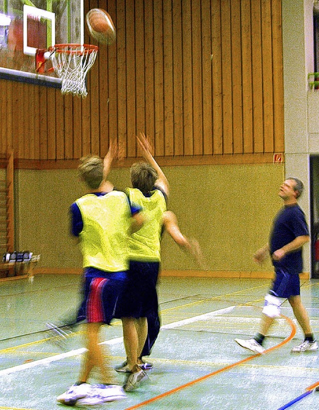 Beim Moonsport wird auch Basketball gespielt.   | Foto: K. Schiller