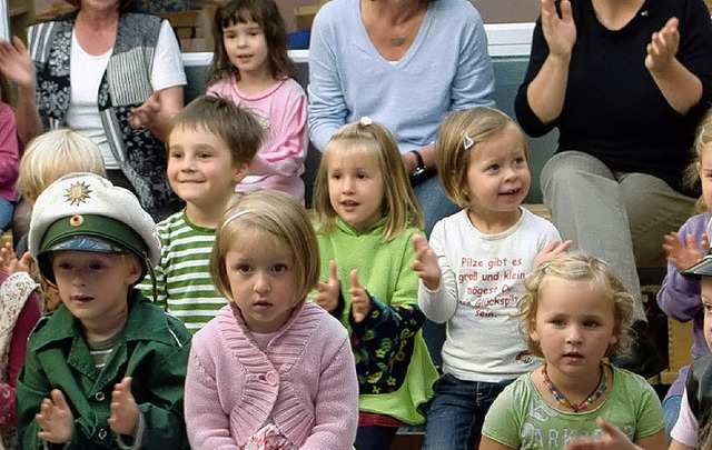 Singend empfingen die Kinder die Gste.  | Foto: goh