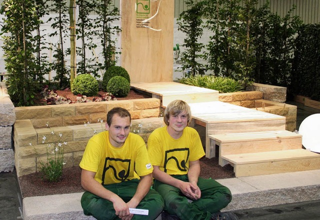 Jonas Rombach (rechts) mit Christopher...  ihrem fertiggestellten Meisterwerk.   | Foto: Privat