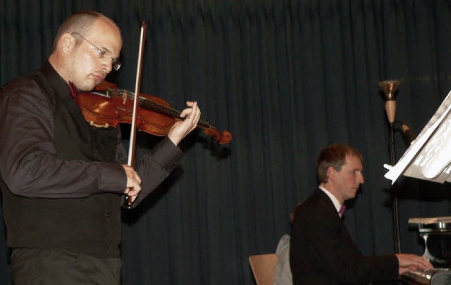 Christian Rozgonyi (Geige) und Michael Donkel (Klavier) gaben ein Konzert.   | Foto: Georg Diehl