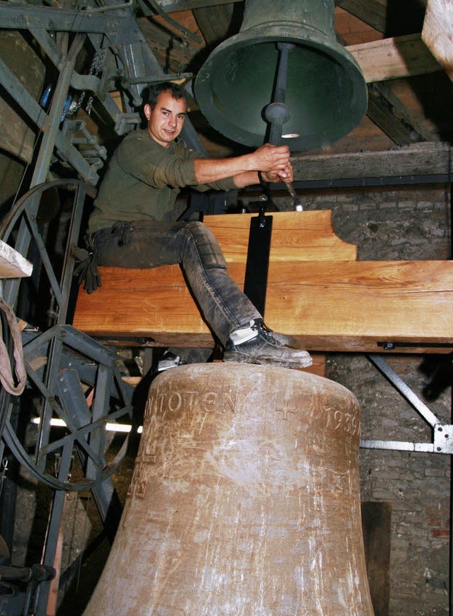 Monteur David Kloft  befestigte das ne...Kirchenglocke im Burkheimer Kirchturm.  | Foto: herbert trogus