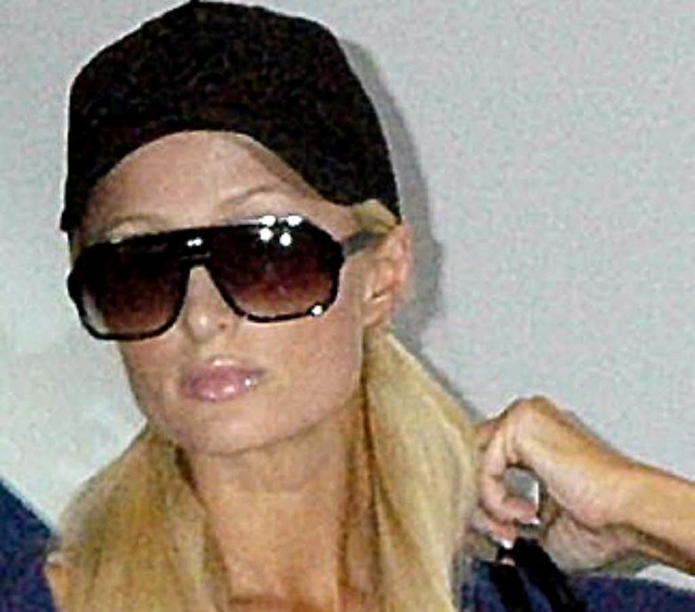 Paris Hilton am Flughafen  | Foto: AFP