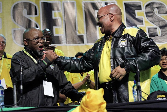 Prsident Jacob Zuma (rechts) erhlt Zuspruch fr seine Rede.   | Foto: AFP