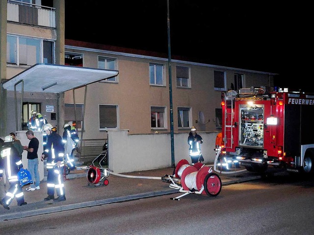 Die Feuerwehr bei ihrem Einsatz  | Foto: Wolfgang Knstle