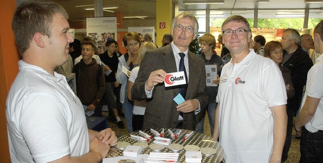 Auch Landrat Schneider (linkes Bild Mi...er auch Behrden um Nachwuchs werben.   | Foto: Lauber