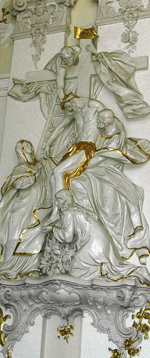 Kreuzabnahme-Relief im Mittelgang der Kirche  | Foto: Nikolaus Bayer