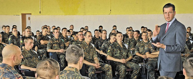 Im Gesprch: Verteidigungsminister Kar...l von der binationalen Brigade halte.   | Foto: Vollmer
