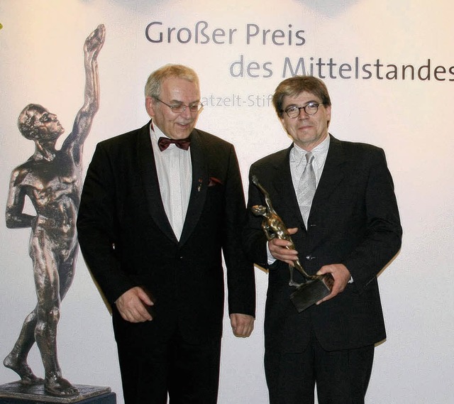 Vorstand Helfried Schmidt nach der Pre... bei der Preisverleihung in Wrzburg.   | Foto: promo