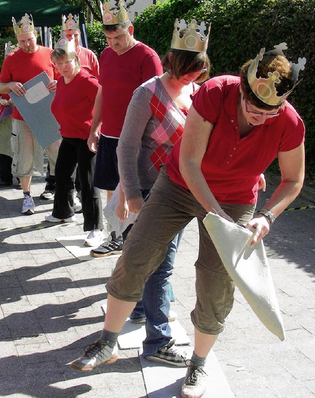 Viel zu Lachen gab es bei den  Sportar...hier beim &#8222;Teppich-Walk&#8220;.   | Foto: mario schneberg