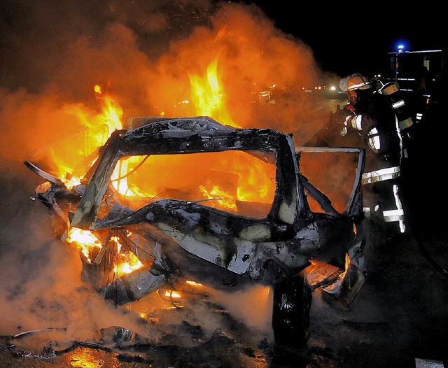 Ein Feuerwehrmann lscht den Kleinwagen auf der A66.   | Foto: Archivfoto: dpa