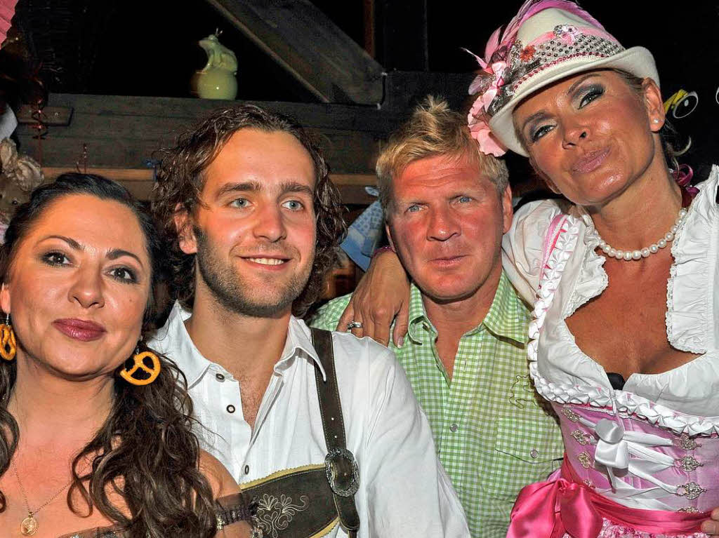 Gruppenfoto im Kfer – Zelt: Simone Thomalla mit ihrem Freund Silvio Heinevetter, Stefan Effenberg und seine Frau Claudia.