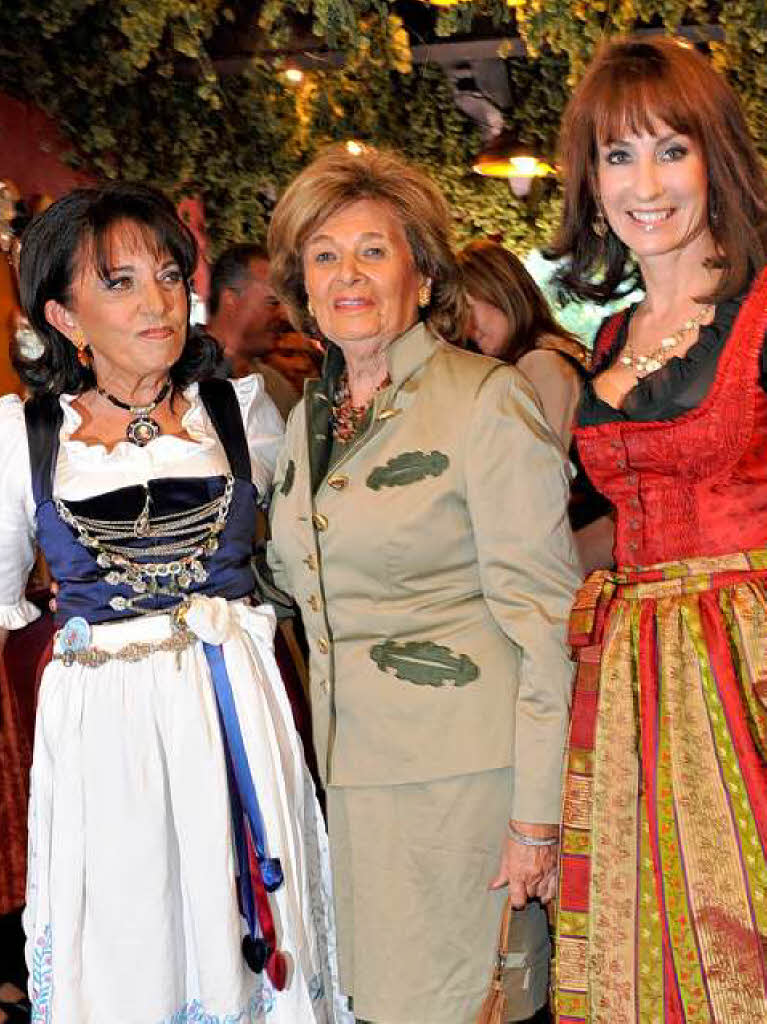 Gastgeberin Regine Sixt, Charlotte Knoblauch und die Sngerin Anna Maria Kaufmann bei der „Damenwiesn“.