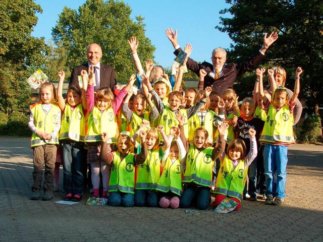 Diese Westen drfen behalten werden: bergabetermin an der Boehle-Grundschule  | Foto: Tobias Janouschek