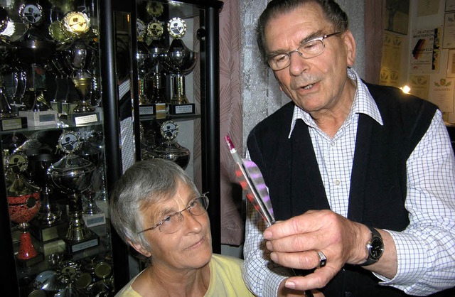Maria und Walter Zimmermann aus Riegel... vor einer Vitrine mit ihren Pokalen.   | Foto: Haberer