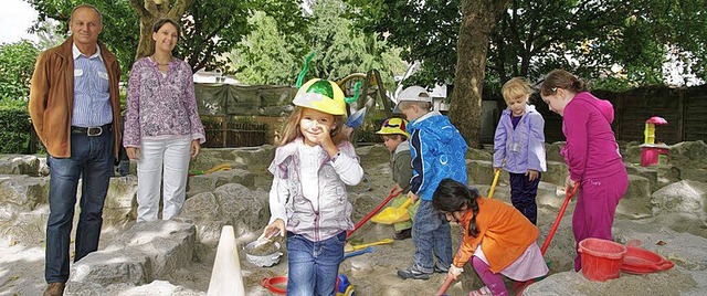 Bernd Winterhalter, Kindergartenleiter...ba und einige ihrer glcklichen Kinder  | Foto: Guldenschuh